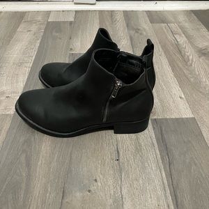 Black ankle booties. Slight worn!